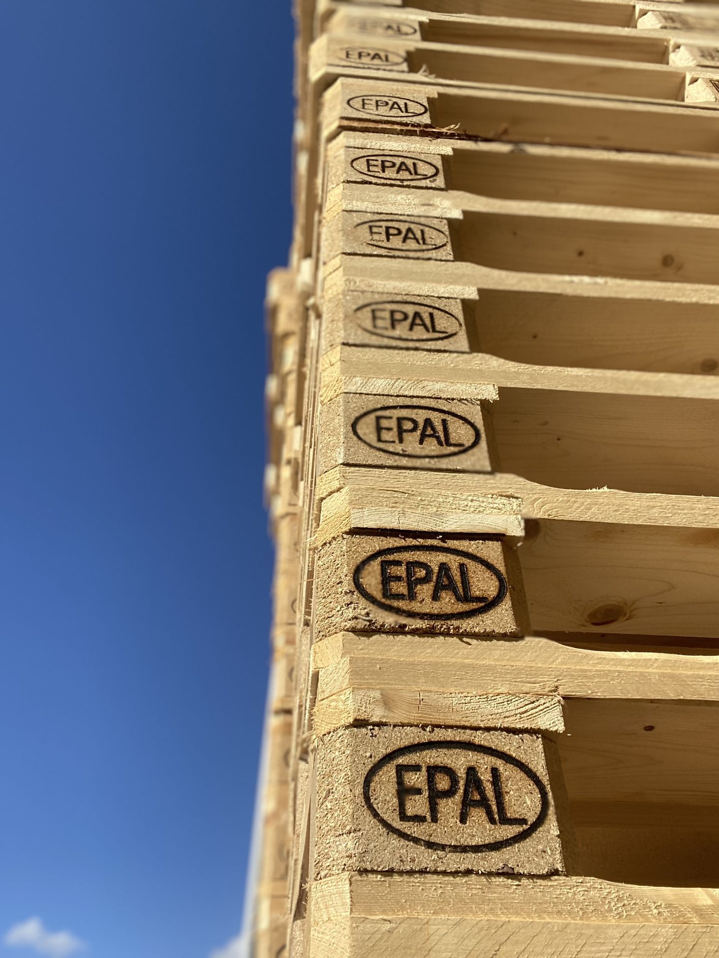 pile de palettes Europe, mise au point sur les plots marqués EPAL