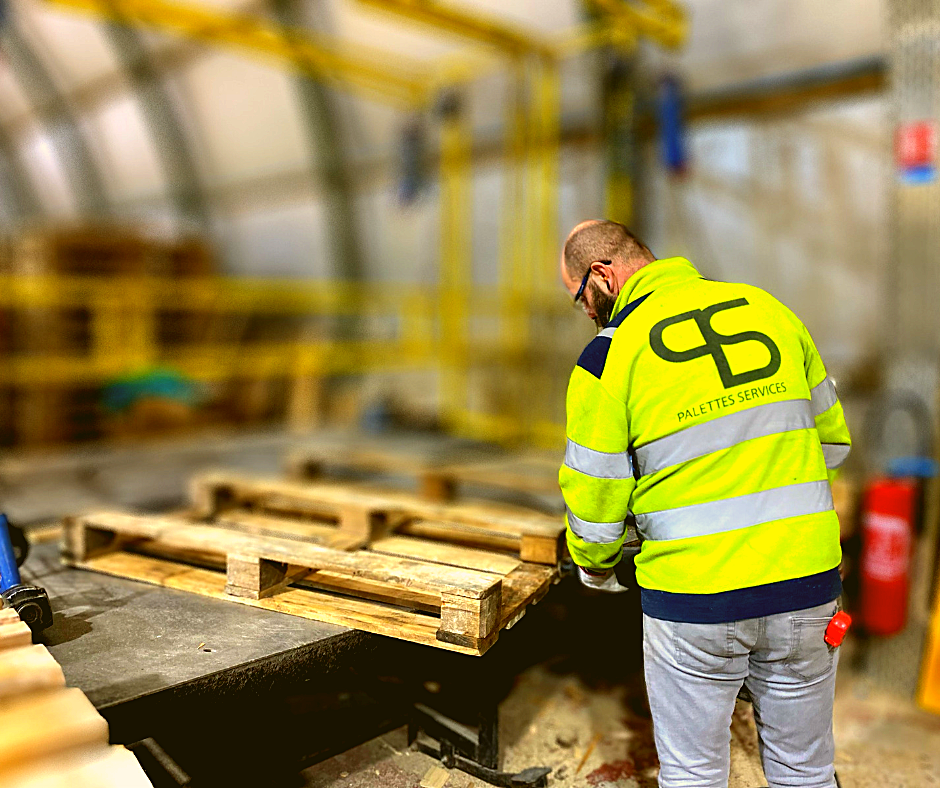 Operator repairing a wooden pallet. The wooden pallet is being repaired using a sabre saw. The operator is wearing his PPE Palettes Services